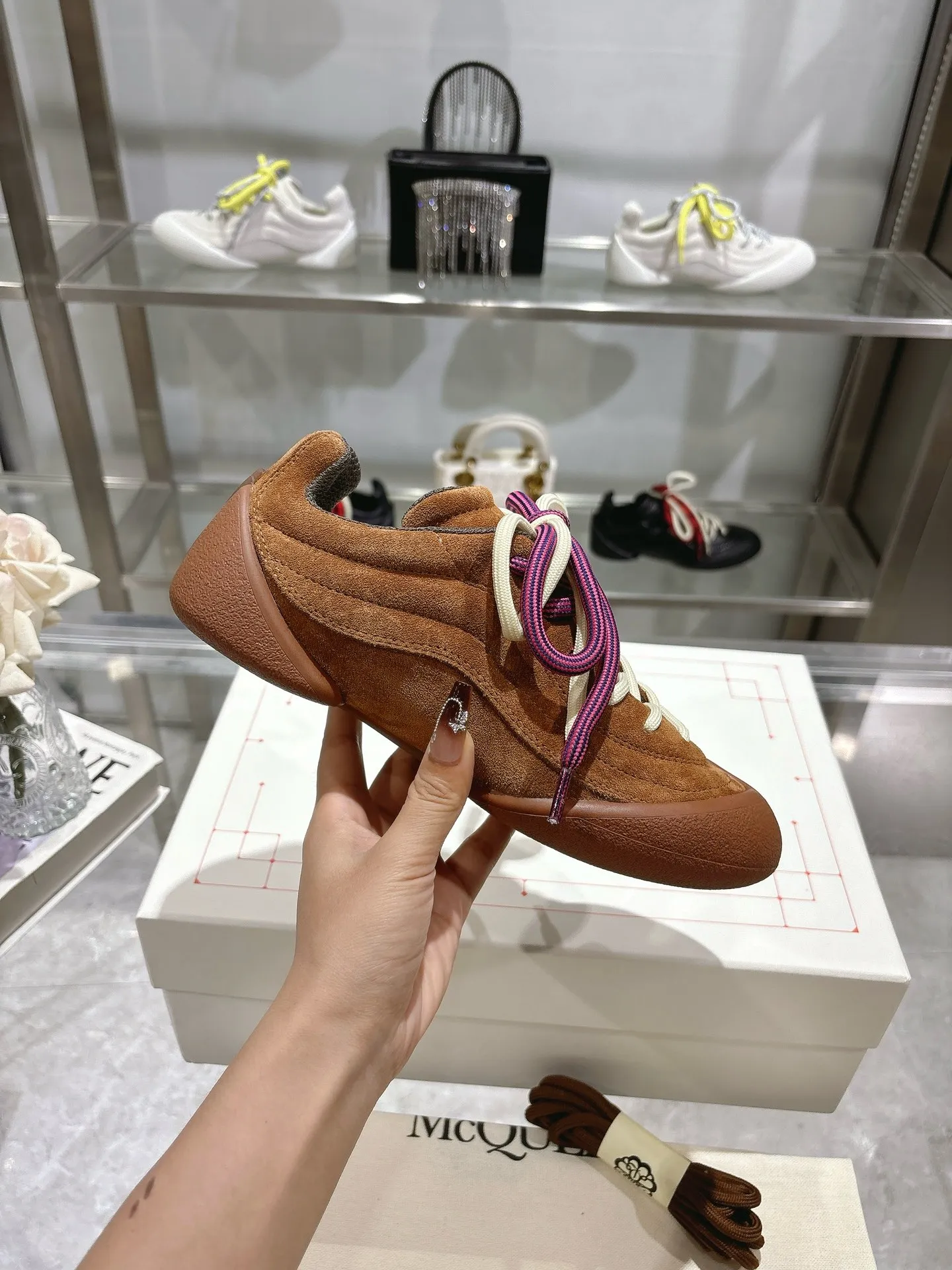 p580💰Couple model 𝐀𝐥𝐞𝐱𝐚𝐧𝐝𝐞𝐫 𝐌𝐜𝐐𝐮𝐞𝐞𝐧#/Alexander McQueen’s latest Flexion series, retro, casual, sneakers, original purchase, development, production, this Flexion Off Low-top sneakers in white grained leather with varying sized laces and an anatomically inspired lightweight segmented sole. The reverse skull pattern is embossed on the heel. Fabric: Original customized imported first-layer cowhide. Lining: Customized imported breathable mesh lining. Sole: Original open-molded non-slip TPU material. Bottom thickness: 2CM. Size: #Female size 35-40 (40 customized, non-refundable) #Men’s code 39-45 (45 customized, non-refundable)